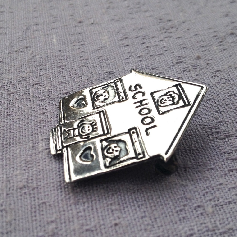 Vintage Silver School Kids Brooch - Picture 5 of 8